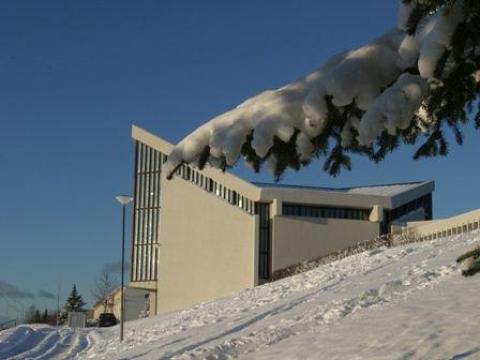 Bústaðakirkja og snjór