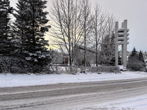 Bústaðakirkja hinum megin við veginn, snjór 2024
