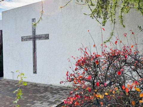 Bústaðakirkja, haustlitir, 2026 2